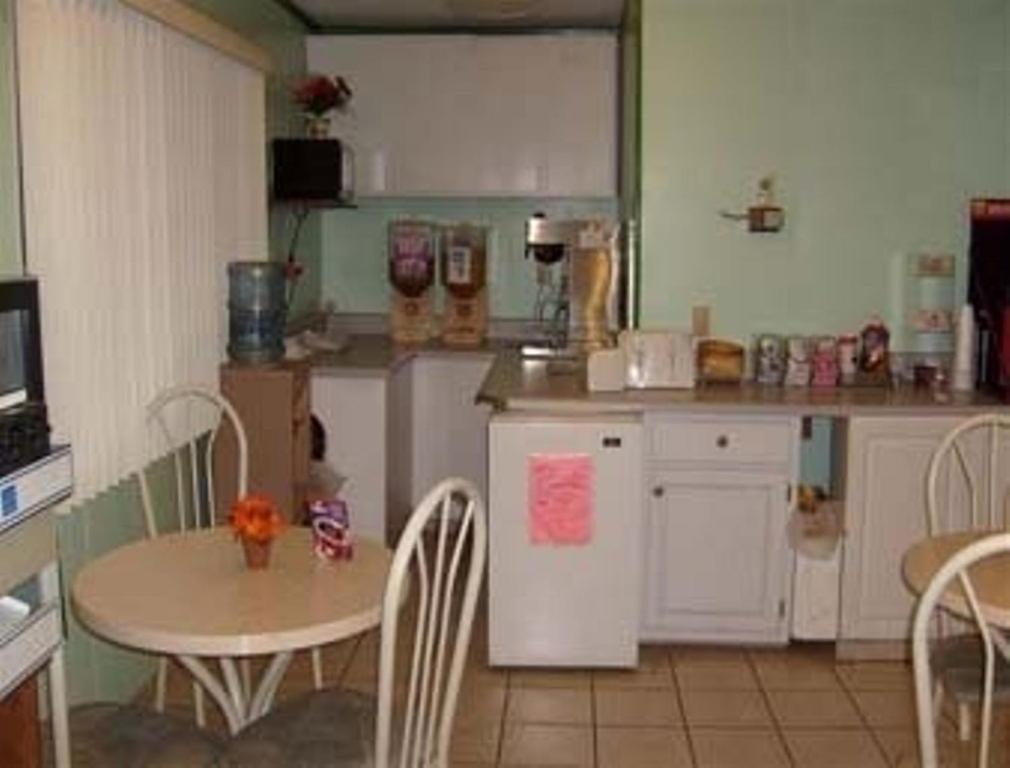 Express Inn Thomson Bagian luar foto