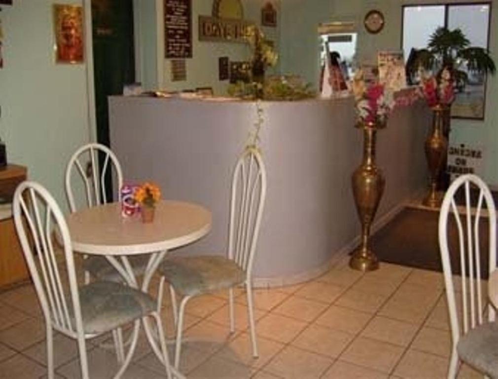 Express Inn Thomson Bagian luar foto