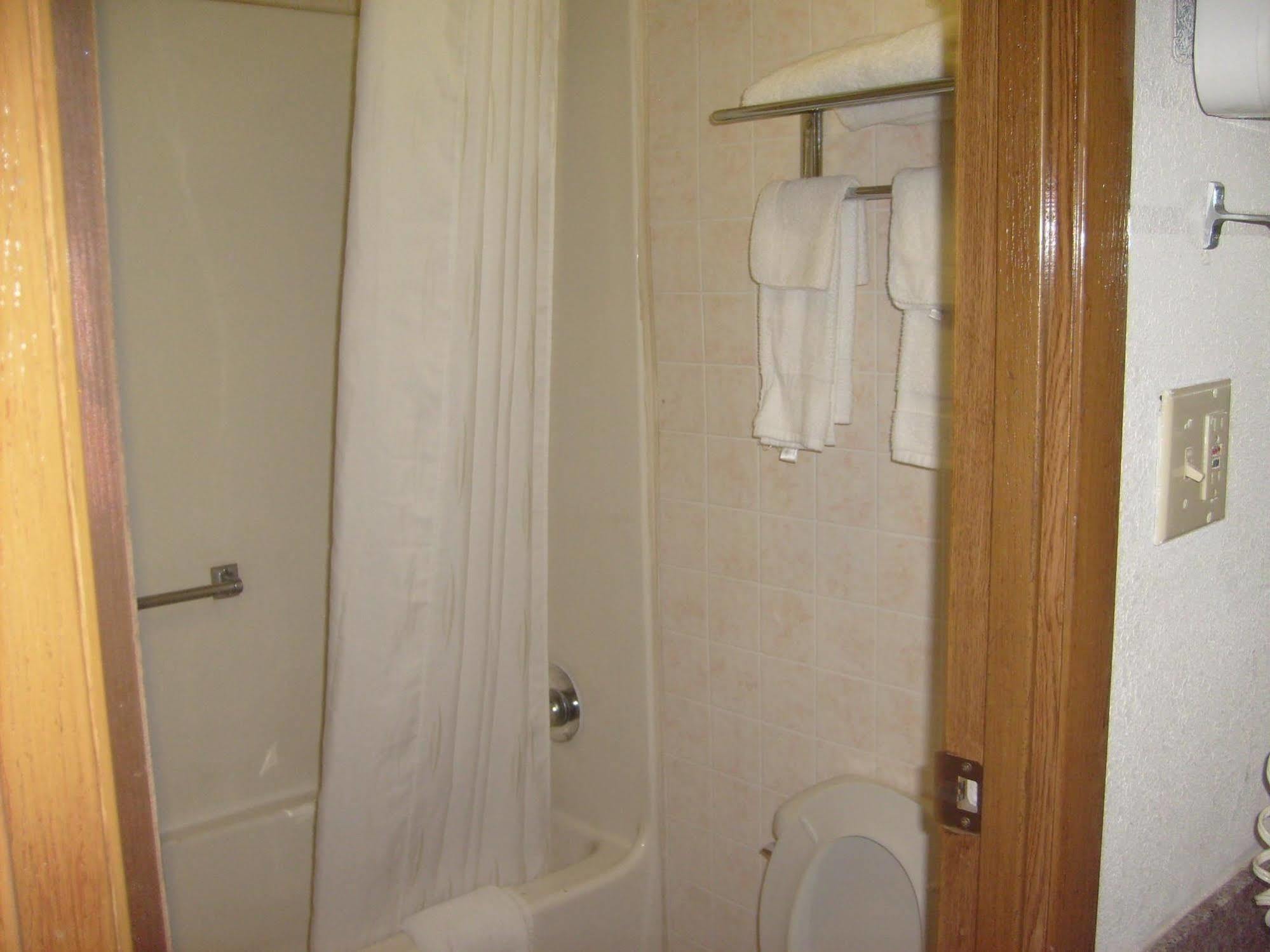 Express Inn Thomson Bagian luar foto