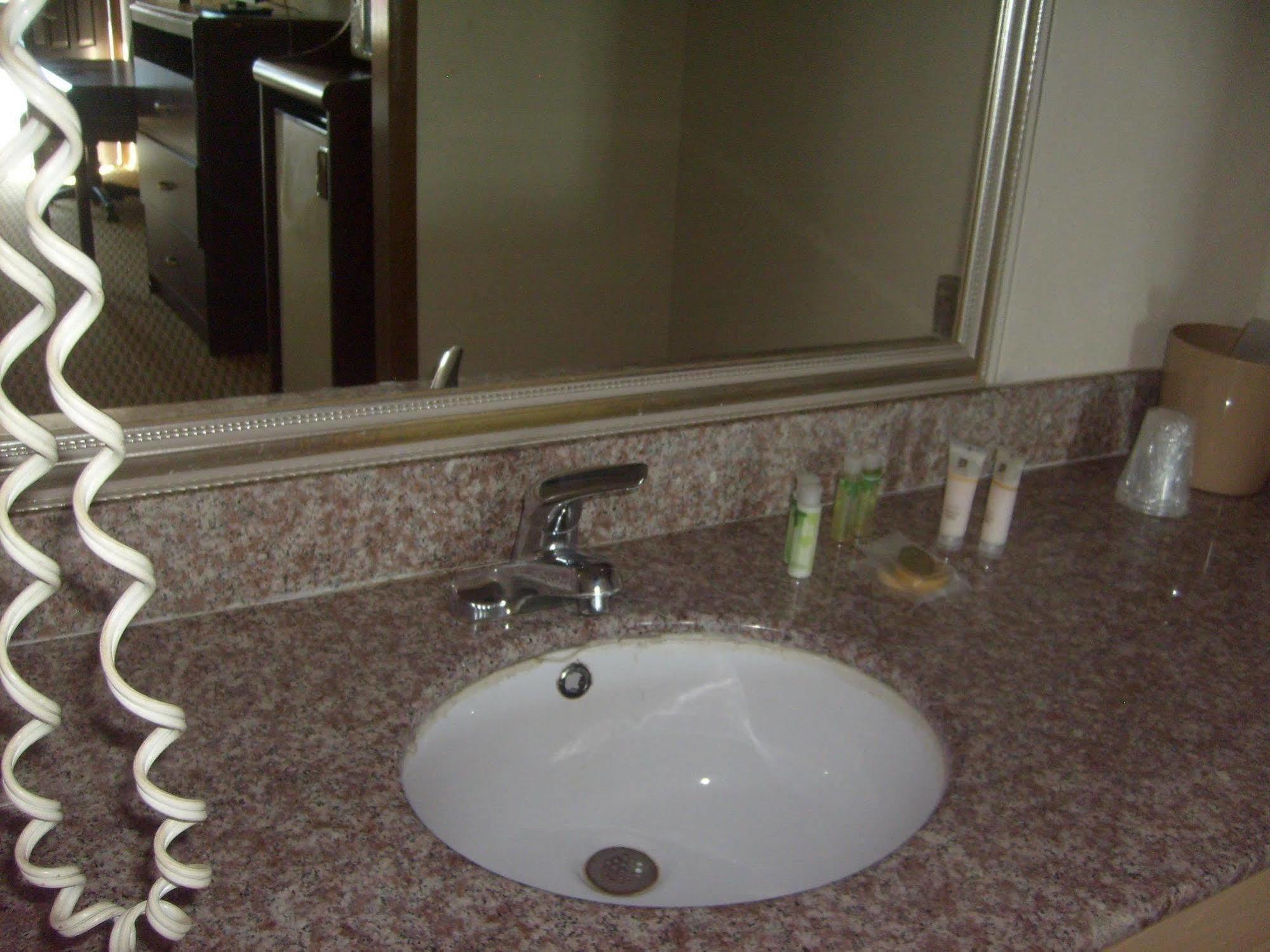 Express Inn Thomson Bagian luar foto