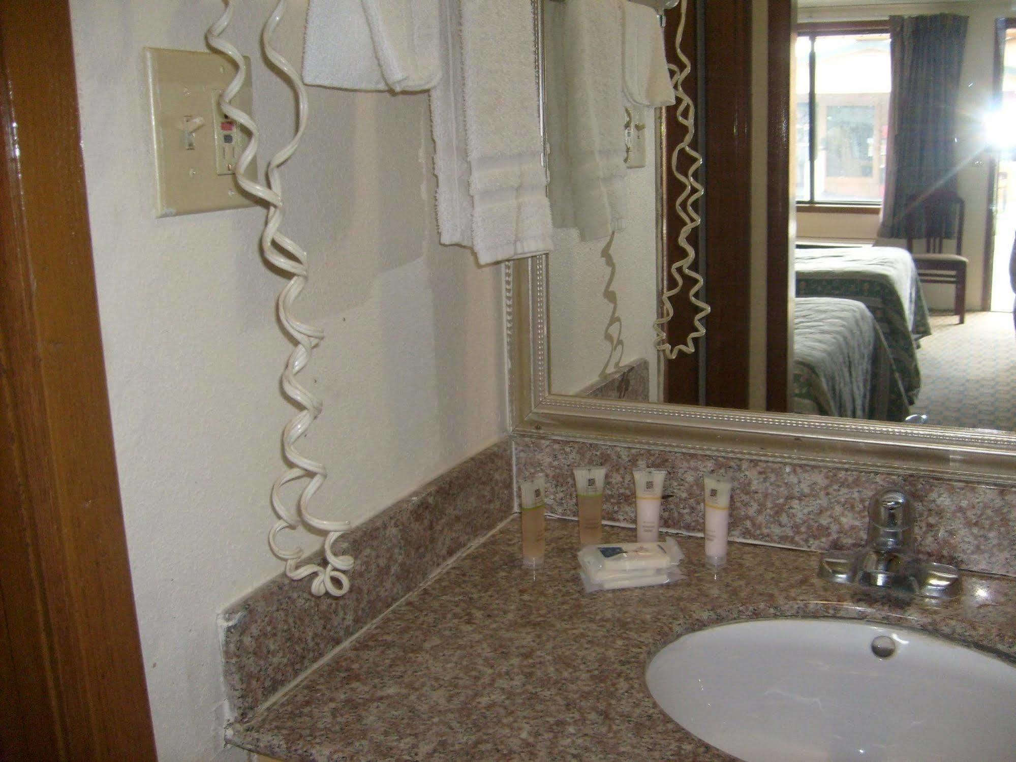 Express Inn Thomson Bagian luar foto